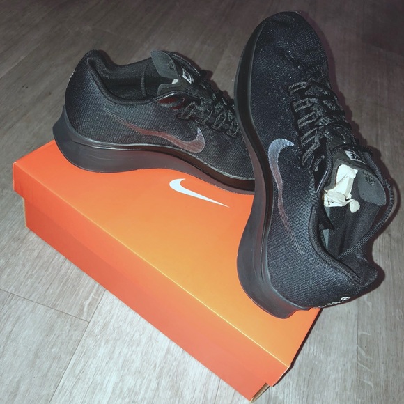 Nike “Zoom Fly” BRAND NEW IN BOX - Picture 3 of 6